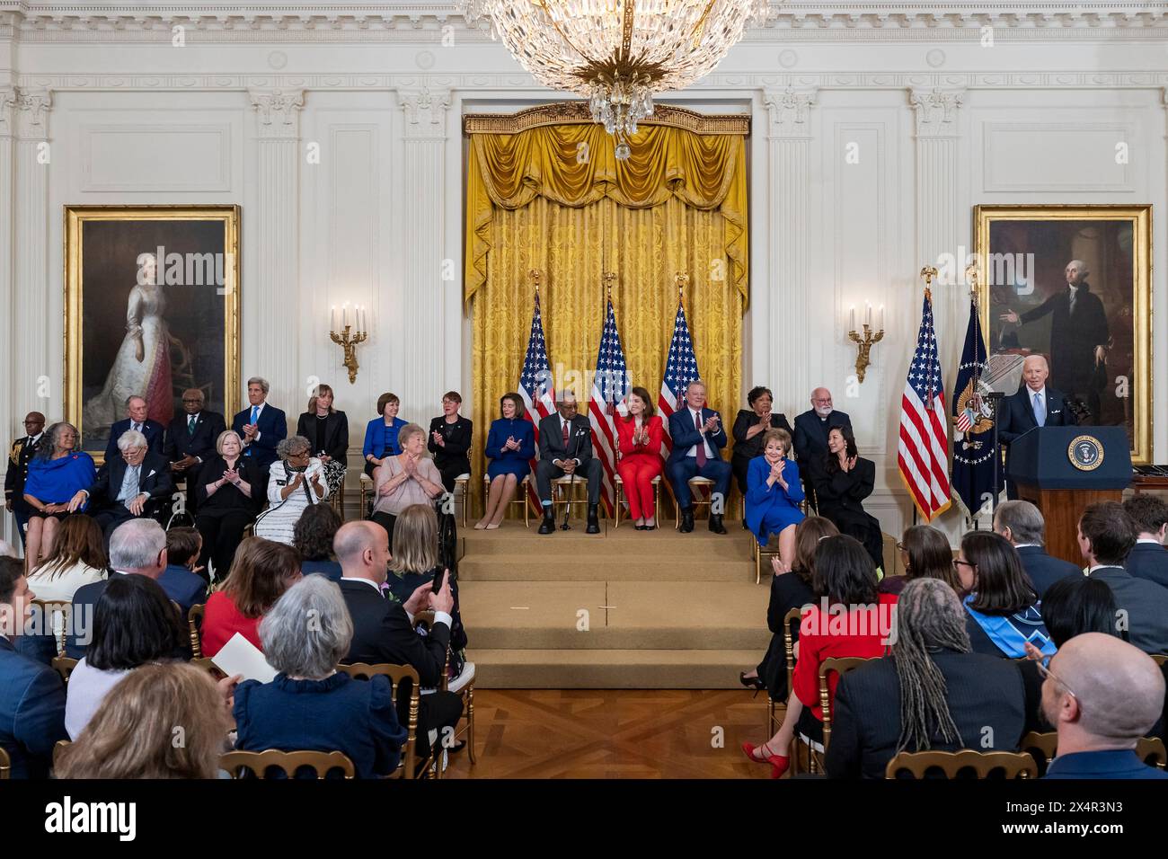 Washington, Stati Uniti d'America. 3 maggio 2024. Washington, Stati Uniti d'America. 3 maggio 2024. U. Il presidente Joe Biden, pronuncia le sue osservazioni prima di presentare la Medaglia presidenziale della libertà durante la cerimonia di premiazione presso la East Room della Casa Bianca, il 3 maggio 2024 a Washington DC la Medaglia presidenziale della libertà è il più alto riconoscimento civile della nazione. Crediti: Cameron Smith/White House Photo/Alamy Live News Foto Stock