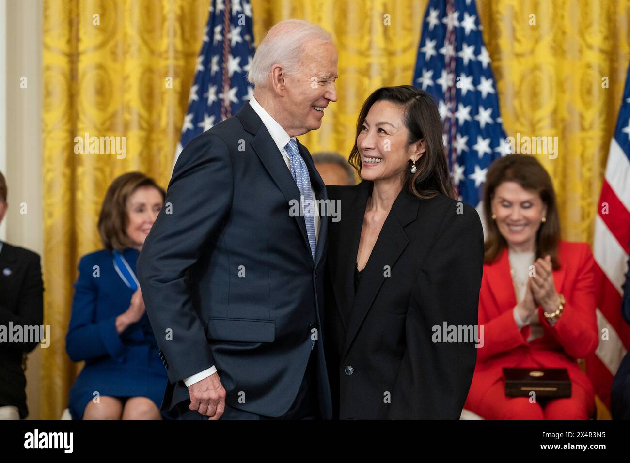 Washington, Stati Uniti d'America. 3 maggio 2024. Washington, Stati Uniti d'America. 3 maggio 2024. U. Il presidente Joe Biden, abbraccia l'attore Michelle Yeoh, giusto, prima di presentarle la Medaglia presidenziale della libertà durante la cerimonia di premiazione presso la East Room della Casa Bianca, 3 maggio 2024 a Washington DC la Medaglia presidenziale della libertà è il più alto riconoscimento civile della nazione. Crediti: Cameron Smith/White House Photo/Alamy Live News Foto Stock
