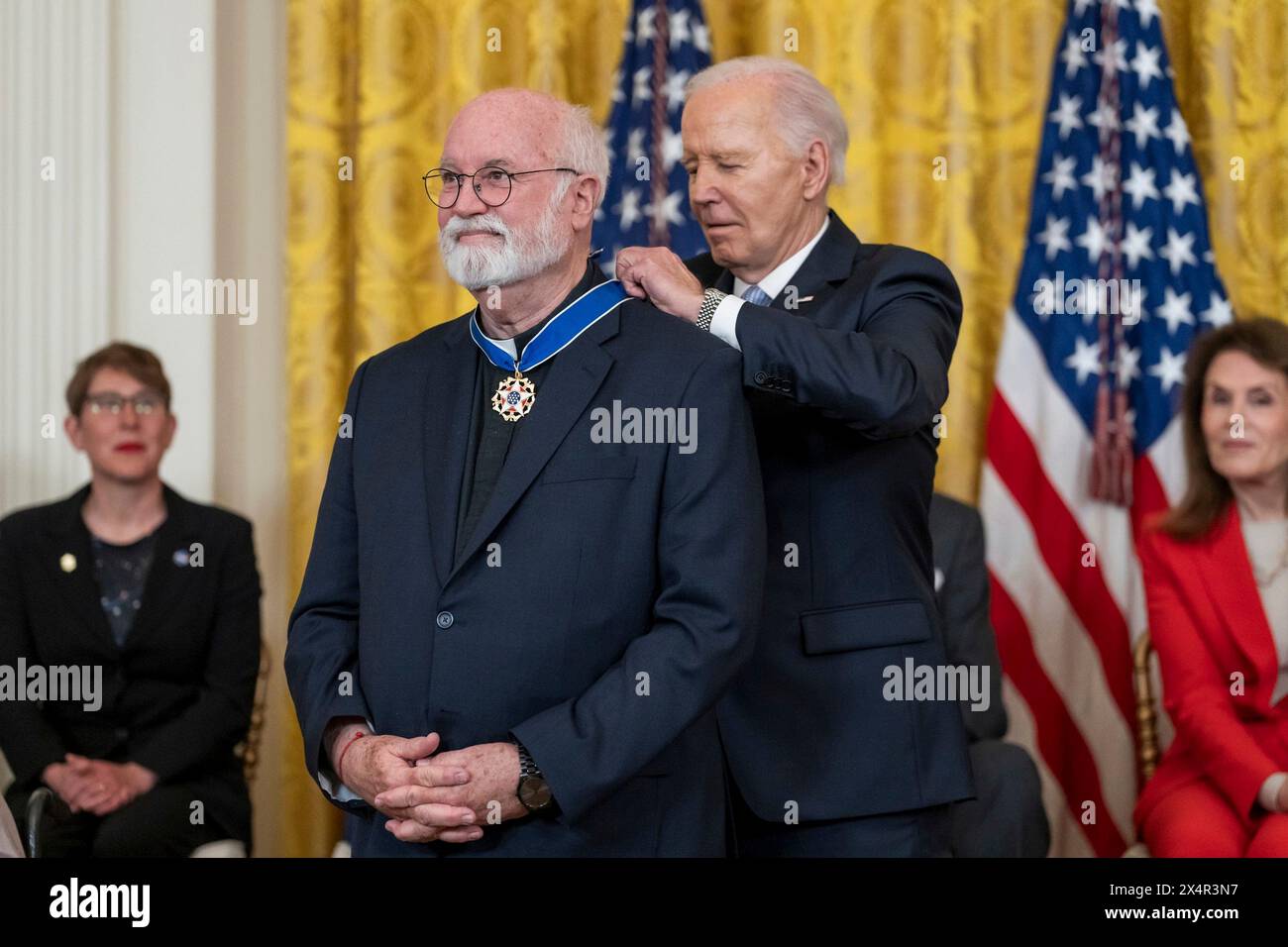 Washington, Stati Uniti d'America. 3 maggio 2024. Washington, Stati Uniti d'America. 3 maggio 2024. U. Il presidente Joe Biden, presenta la Medaglia presidenziale della libertà al sacerdote gesuita cattolico Greg Boyle durante la cerimonia di premiazione presso la East Room della Casa Bianca, il 3 maggio 2024 a Washington DC la Medaglia presidenziale della libertà è il più alto riconoscimento civile della nazione. Crediti: Cameron Smith/White House Photo/Alamy Live News Foto Stock