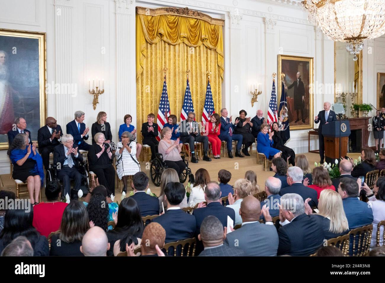 Washington, Stati Uniti d'America. 3 maggio 2024. Washington, Stati Uniti d'America. 3 maggio 2024. U. Il presidente Joe Biden, pronuncia le sue osservazioni prima di presentare la Medaglia presidenziale della libertà durante la cerimonia di premiazione presso la East Room della Casa Bianca, il 3 maggio 2024 a Washington DC la Medaglia presidenziale della libertà è il più alto riconoscimento civile della nazione. Crediti: Adam Schultz/White House Photo/Alamy Live News Foto Stock