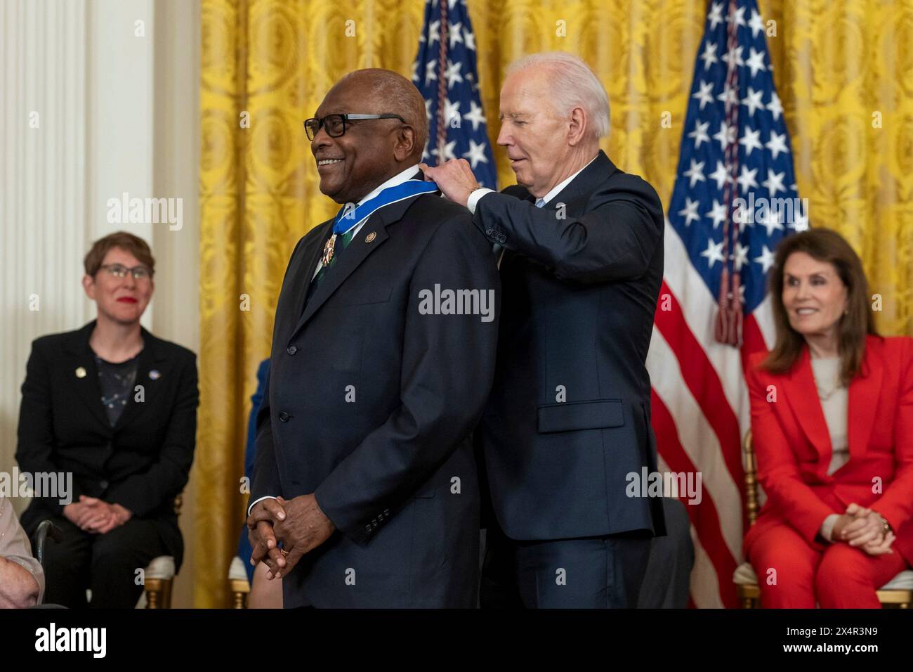 Washington, Stati Uniti d'America. 3 maggio 2024. Washington, Stati Uniti d'America. 3 maggio 2024. U. Il presidente Joe Biden, presenta la Presidential Medal of Freedom al Rep. James Clyburn, D-SC, durante la cerimonia di premiazione presso la East Room della Casa Bianca, 3 maggio 2024 a Washington, DC la Presidential Medal of Freedom è il più alto riconoscimento civile della nazione. Crediti: Cameron Smith/White House Photo/Alamy Live News Foto Stock