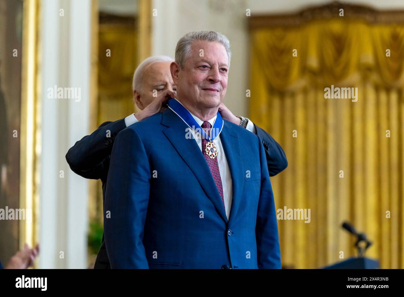 Washington, Stati Uniti d'America. 3 maggio 2024. Washington, Stati Uniti d'America. 3 maggio 2024. U. Il Presidente Joe Biden, presenta la Medaglia presidenziale della libertà all'ex Vice Presidente al Gore durante la cerimonia di premiazione presso la East Room della Casa Bianca, il 3 maggio 2024 a Washington DC la Medaglia presidenziale della libertà è il più alto riconoscimento civile della nazione. Crediti: Adam Schultz/White House Photo/Alamy Live News Foto Stock