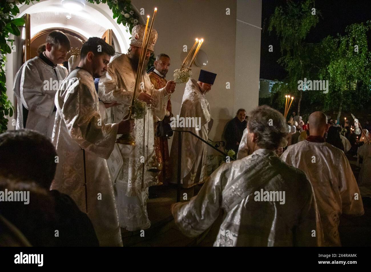 Londra, Regno Unito. 5 maggio 2024, il Vescovo Irenei accende le candele dei fedeli durante la messa di mezzanotte di Pasqua presso la Cattedrale ortodossa russa della Natività della Santissima madre di Dio e dei Sacri Martiri reali nella parte occidentale di Londra. Crediti: Kiki Streitberger/Alamy Live News Foto Stock