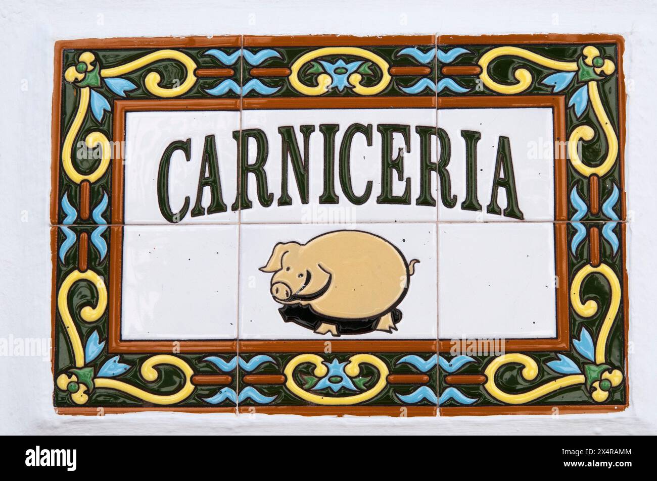 Azulejo o opere d'arte in piastrelle smaltate che identificano i locali commerciali (da allora chiusi) nel "Villaggio di Frigiliana", Andalusia, Spagna Foto Stock