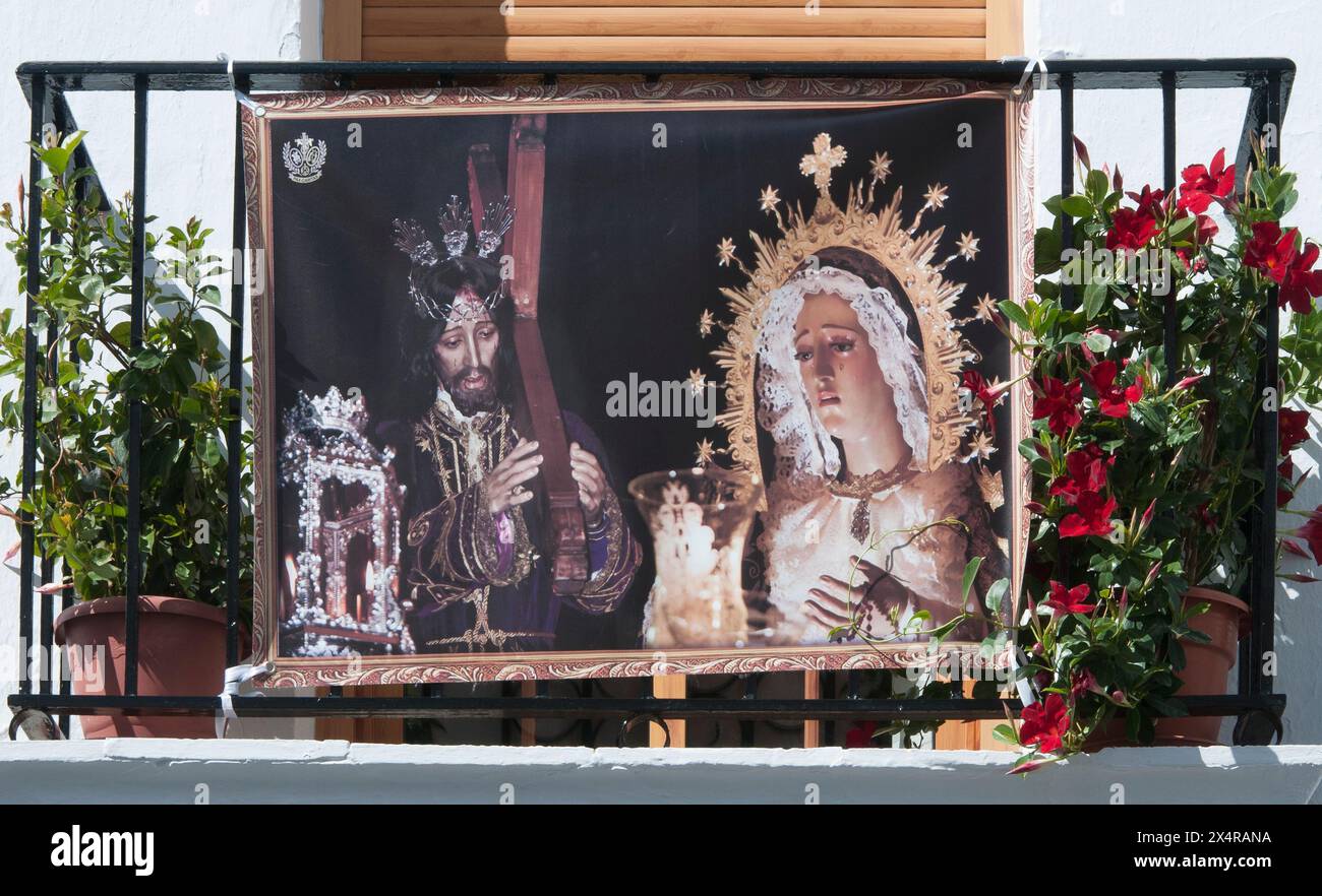 Manifesti di Cristo e della Vergine Maria annunciano l'imminente Semana Santa o settimana Santa di Eastery nel "Villaggio bianco" di Frigiliana, Andalusia, Spagna Foto Stock