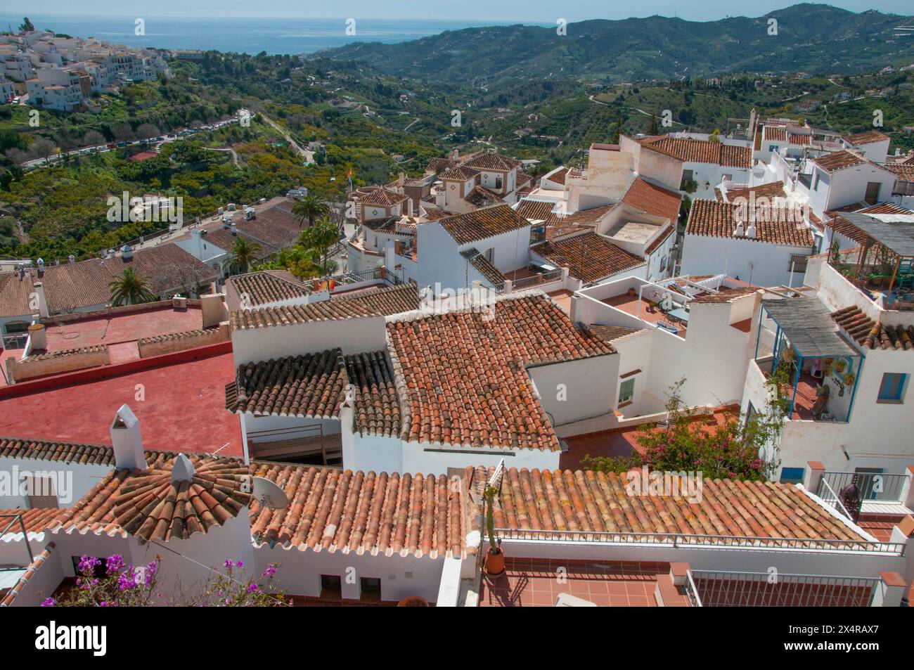 Frutteti e campi terrazzati si estendono sotto e oltre il "Villaggio bianco" di Frigiliana nella regione Axarquia dell'Andalusia, Spagna Foto Stock