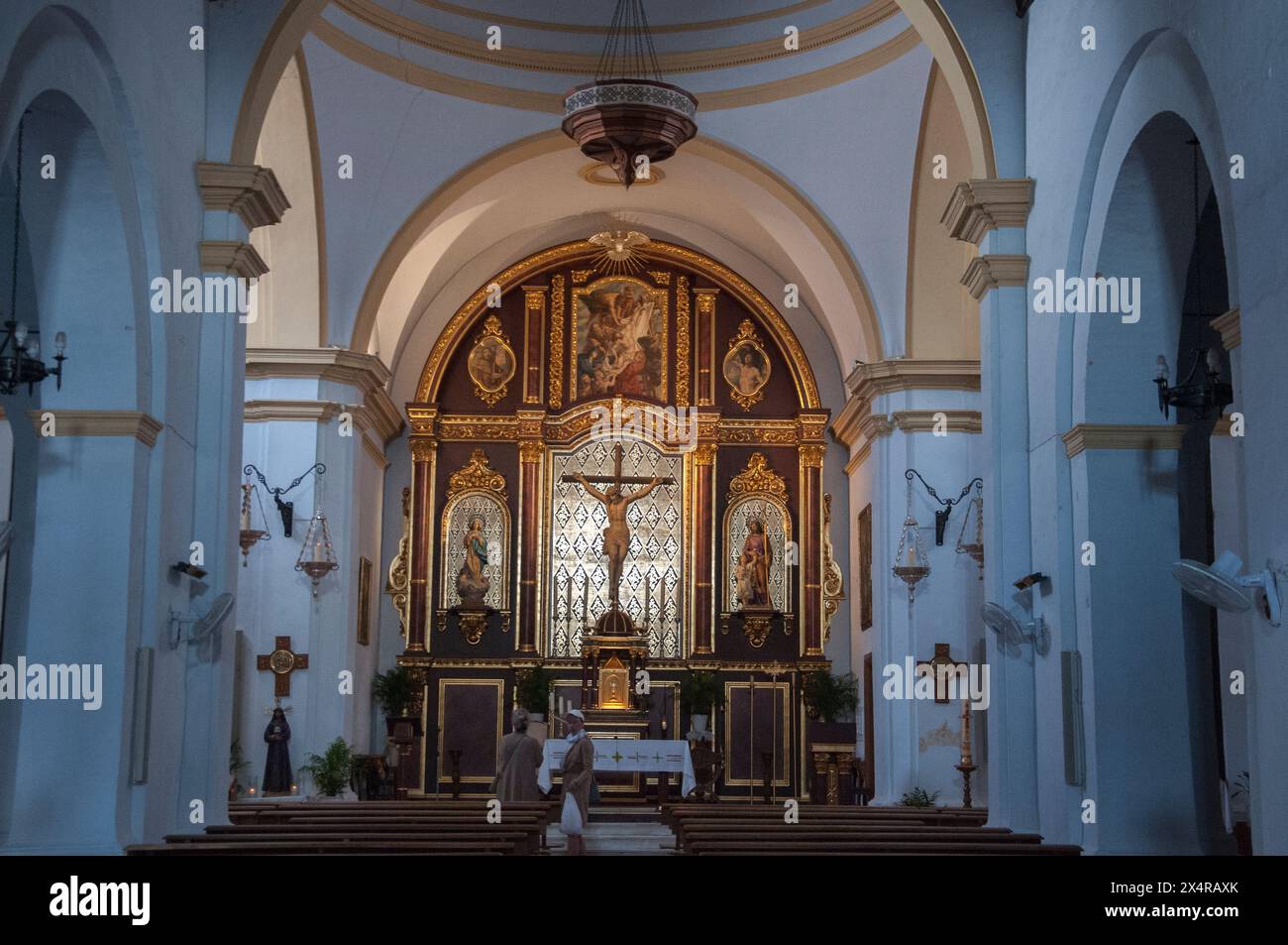 Interno della Chiesa di San Antonio (1676) Frigiliana, Andalusia, Spagna Foto Stock