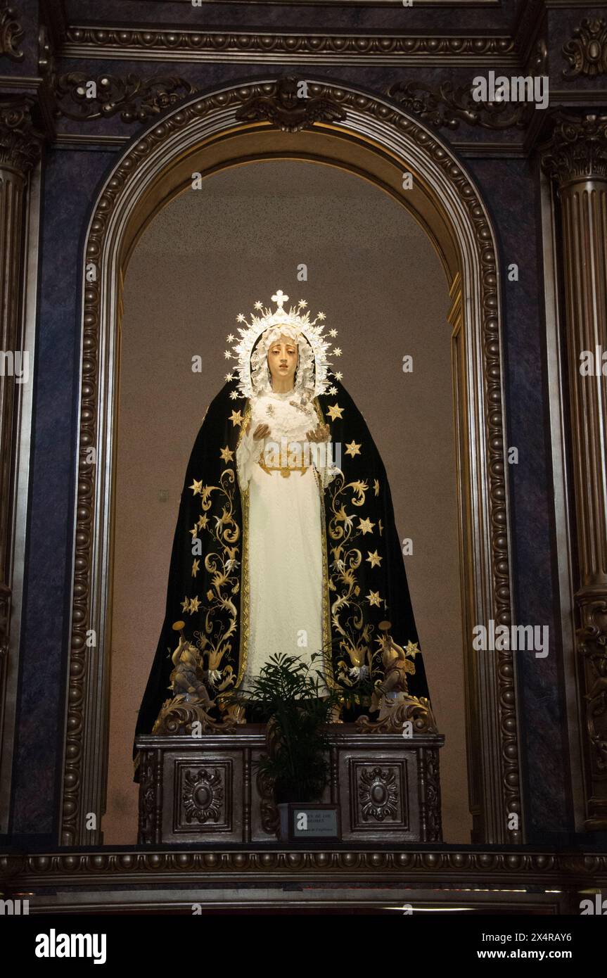 Icona della Vergine Maria all'interno della Chiesa di San Antonio (1676) Frigiliana, Andalusia, Spagna Foto Stock