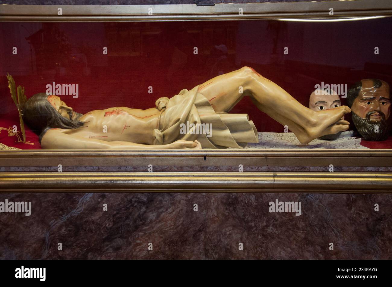 Effigie di Cristo crocifisso all'interno della Chiesa di San Antonio (1676) Frigiliana, Andalusia, Spagna Foto Stock