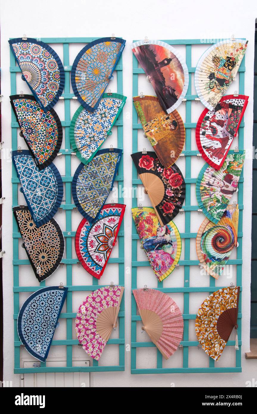 Ventilatori decorativi fatti a mano esposti all'esterno di un negozio nel "Villaggio bianco" di Frigiliana, Andalusia, Spagna Foto Stock