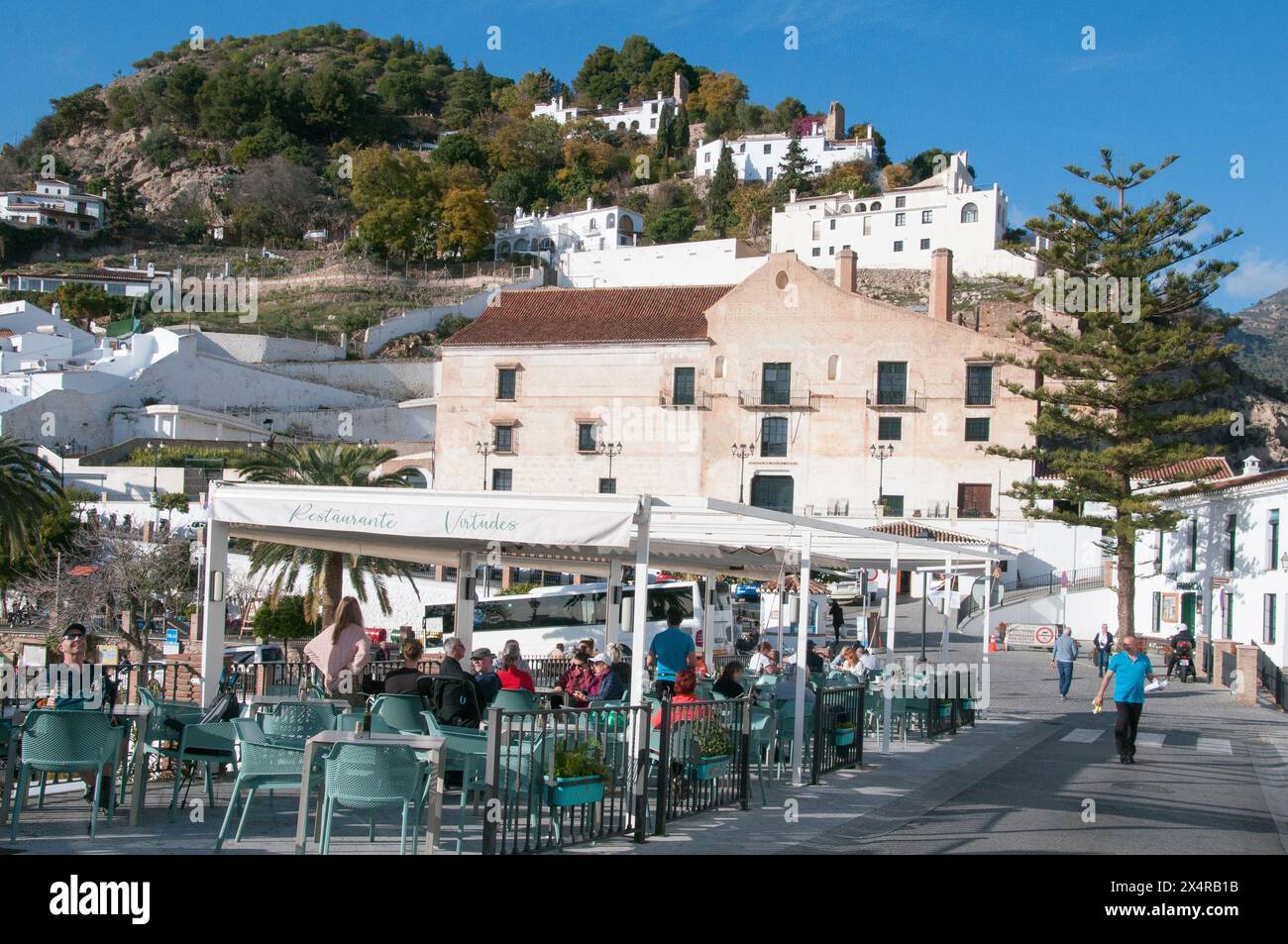 Turisti e residenti espatriati che pranzano nel "Villaggio bianco" di Frigiliana nella regione Axarquia dell'Andalusia, Spagna meridionale Foto Stock