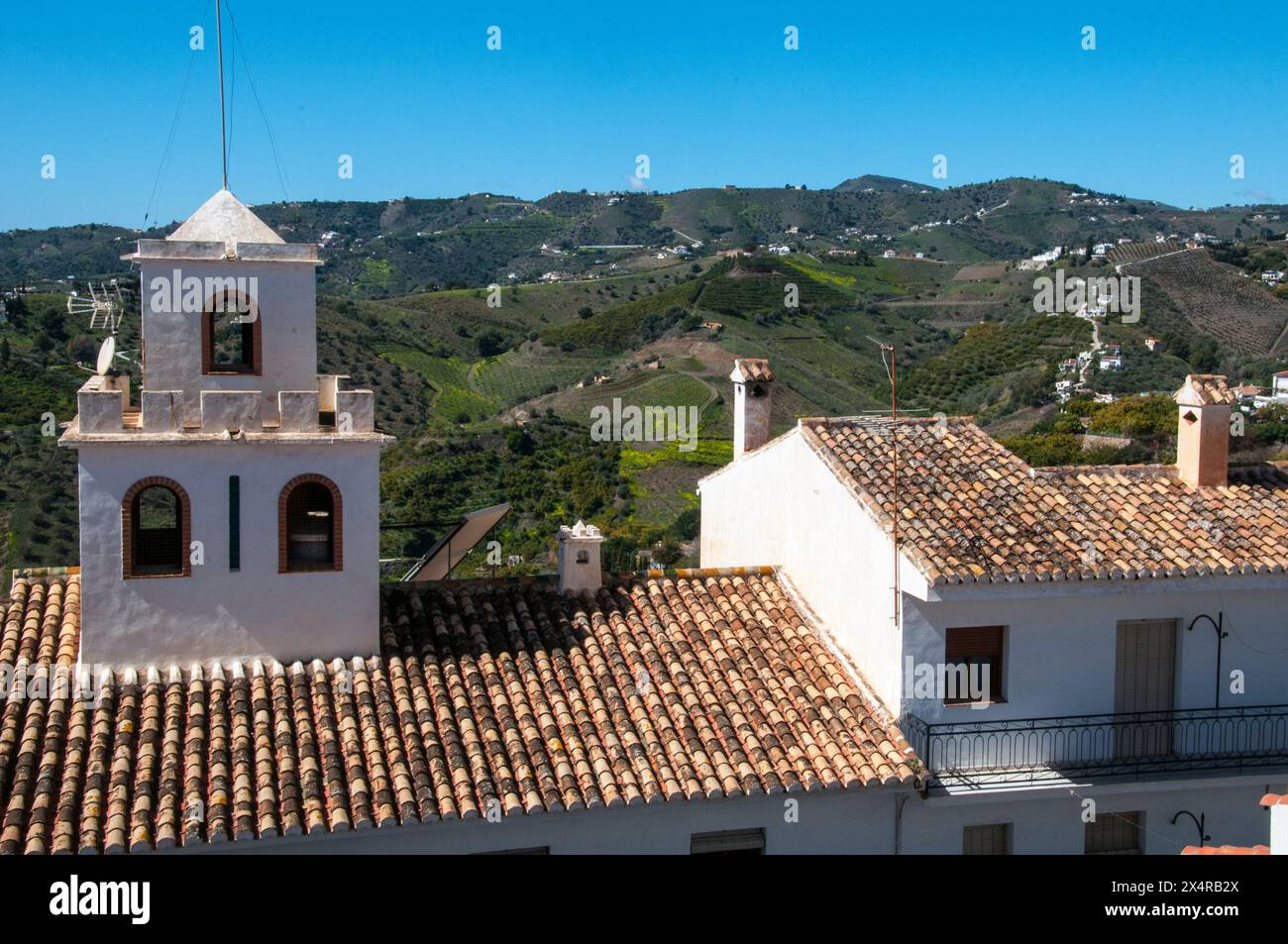 Frutteti e campi terrazzati si estendono sotto e oltre il "Villaggio bianco" di Frigiliana nella regione Axarquia dell'Andalusia, Spagna Foto Stock
