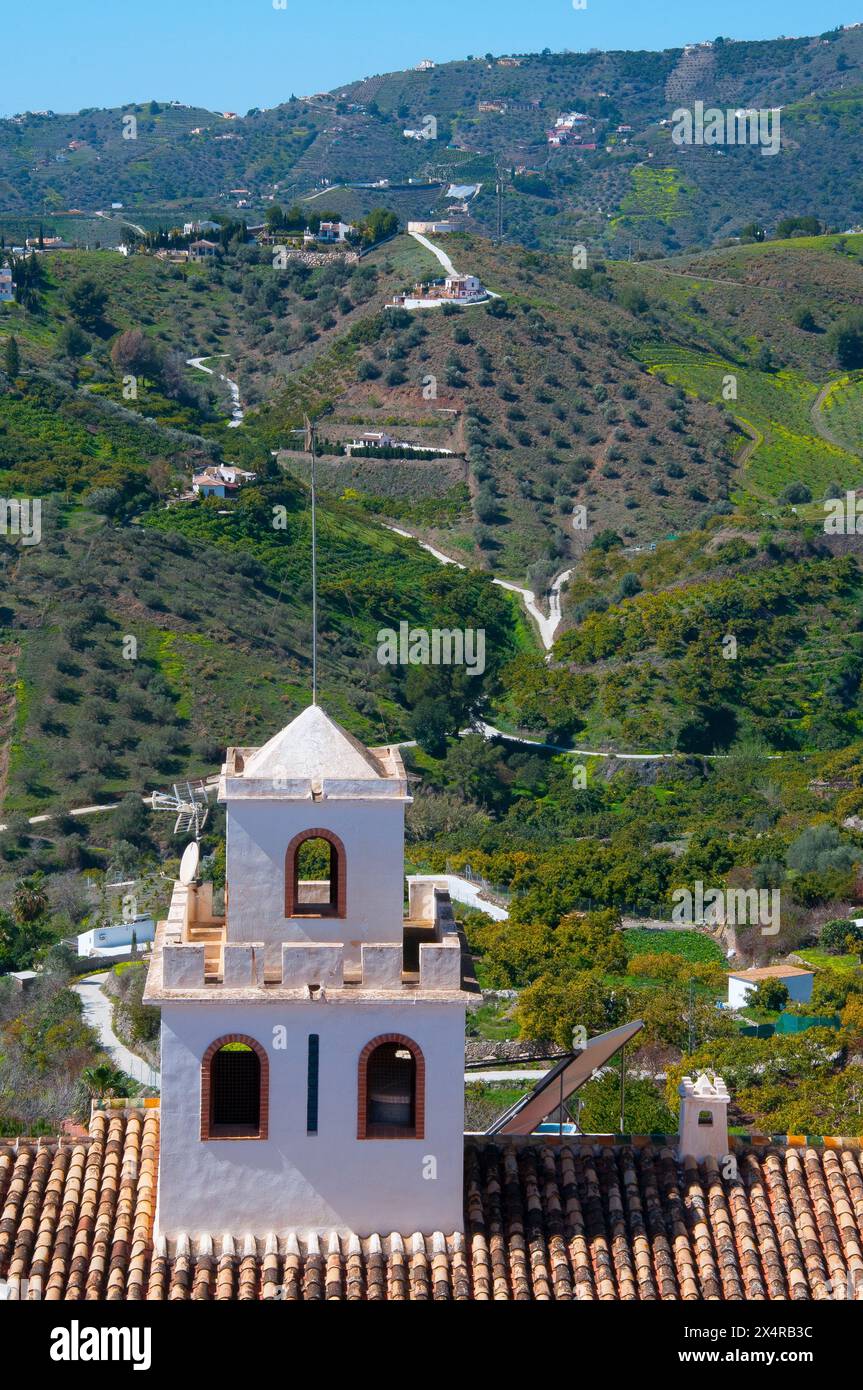 Frutteti e campi terrazzati si estendono sotto e oltre il "Villaggio bianco" di Frigiliana nella regione Axarquia dell'Andalusia, Spagna Foto Stock