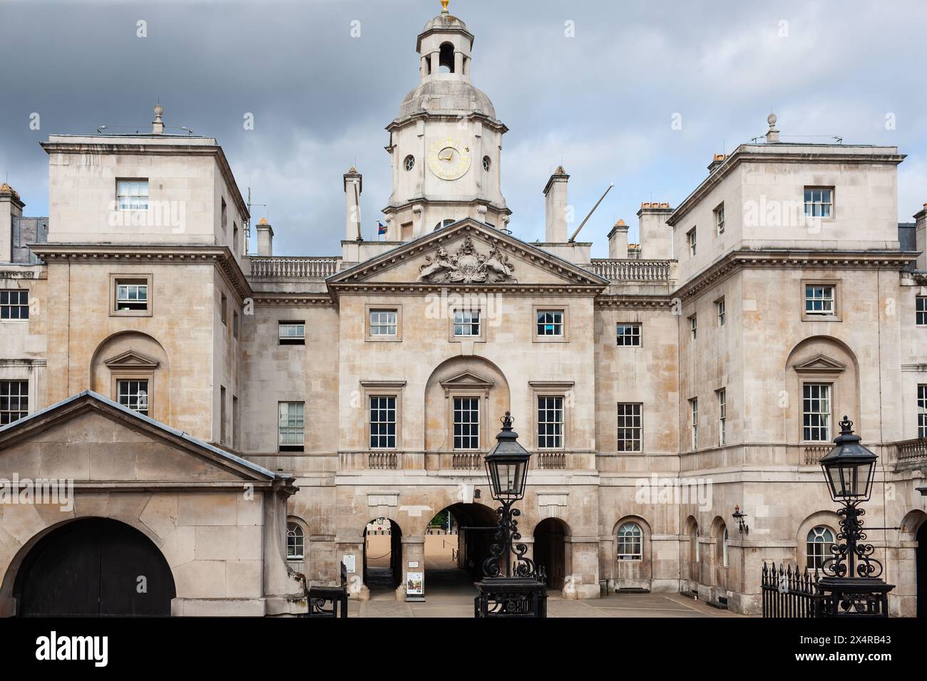 Londra, Regno Unito - 30 giugno 2010: The Treasury Horseguards Road. Governo che costruisce abitazioni e dispensa regolarmente la polizia a cavallo. Foto Stock