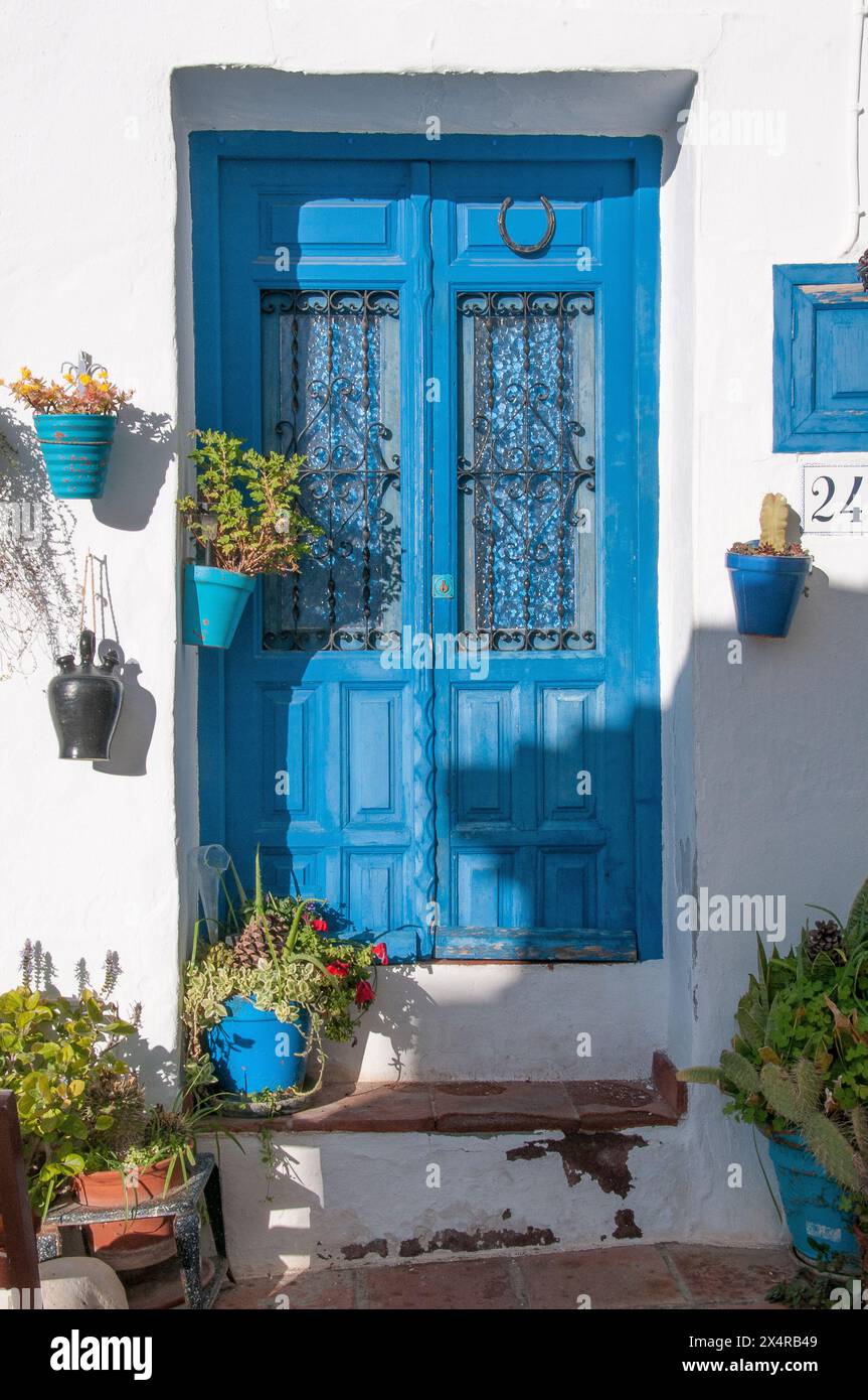 Porta di una tipica casa tradizionale nel "Villaggio bianco" di Frigiliana, Andalusia, Spagna Foto Stock