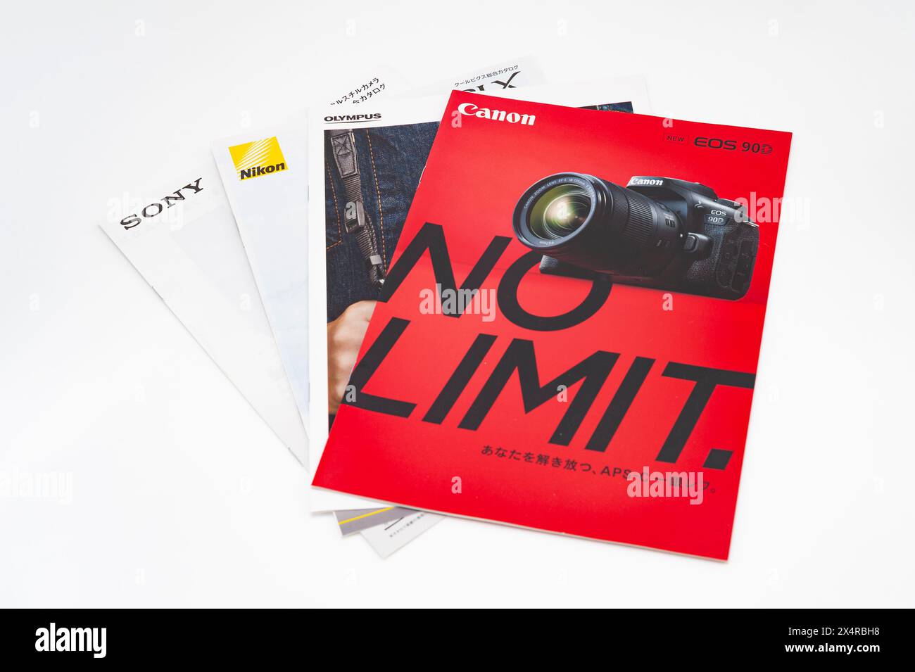 Fuji City, Shizuoka-ken, Giappone - 1 gennaio 2023: Cataloghi pubblicitari per fotocamere dei marchi Canon, Olympus, Nikon e Sony. Foto Stock