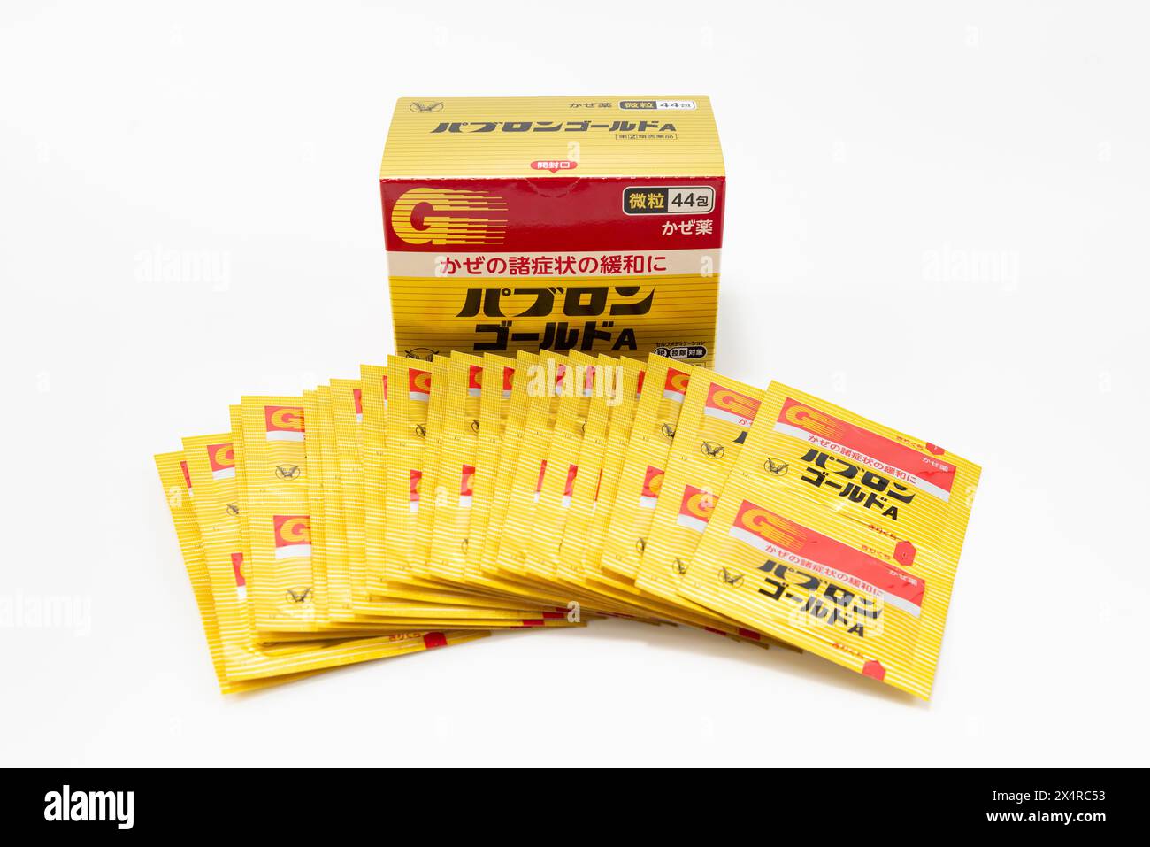 Fuji City, Prefettura di Shizuoka, Giappone - 13 marzo 2024: Pabron Gold A Cold Medicine 44 pacchetti di Taisho Pharmaceutical. Isolato su sfondo bianco. Foto Stock