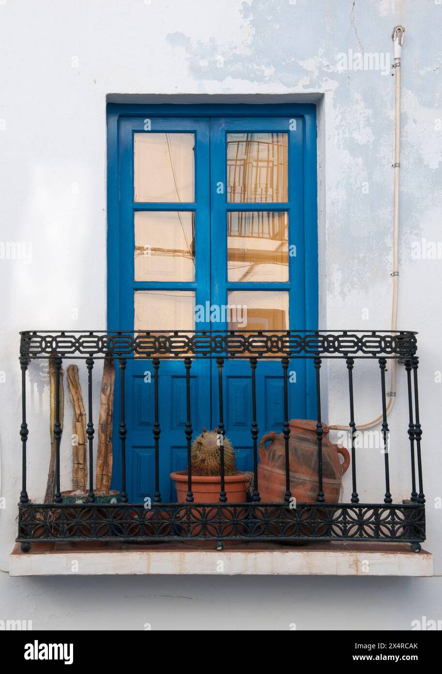 Tipico balcone domestico nel "Villaggio bianco" di Frigiliana, Andalusia, Spagna Foto Stock
