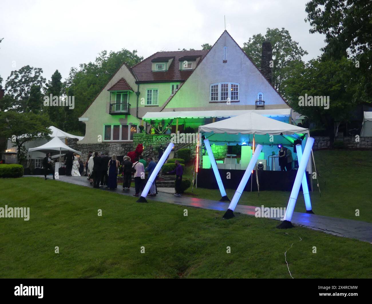 Barnstable Brown Gala, 17000 Spring Dr, Louisville, Kentucky 40205. 3 maggio 2024. Acclamato dal NY Times come una delle prime dieci feste del Nord America, il Kentucky Derby Eve Barnstable Brown Gala del 2024 di Louisville ha visto celebrità come Tracy Morgan, Joey Fatone, Pepa, Salt-N-Pepa, Daryl "DMC" McDaniels, Lee Brice, Travis Tritt, Mickey Guyton, Dannielynn Birkhead e Larry Birkhead. ©Julia Mineeva/EGBN TV News/Alamy Live News Foto Stock