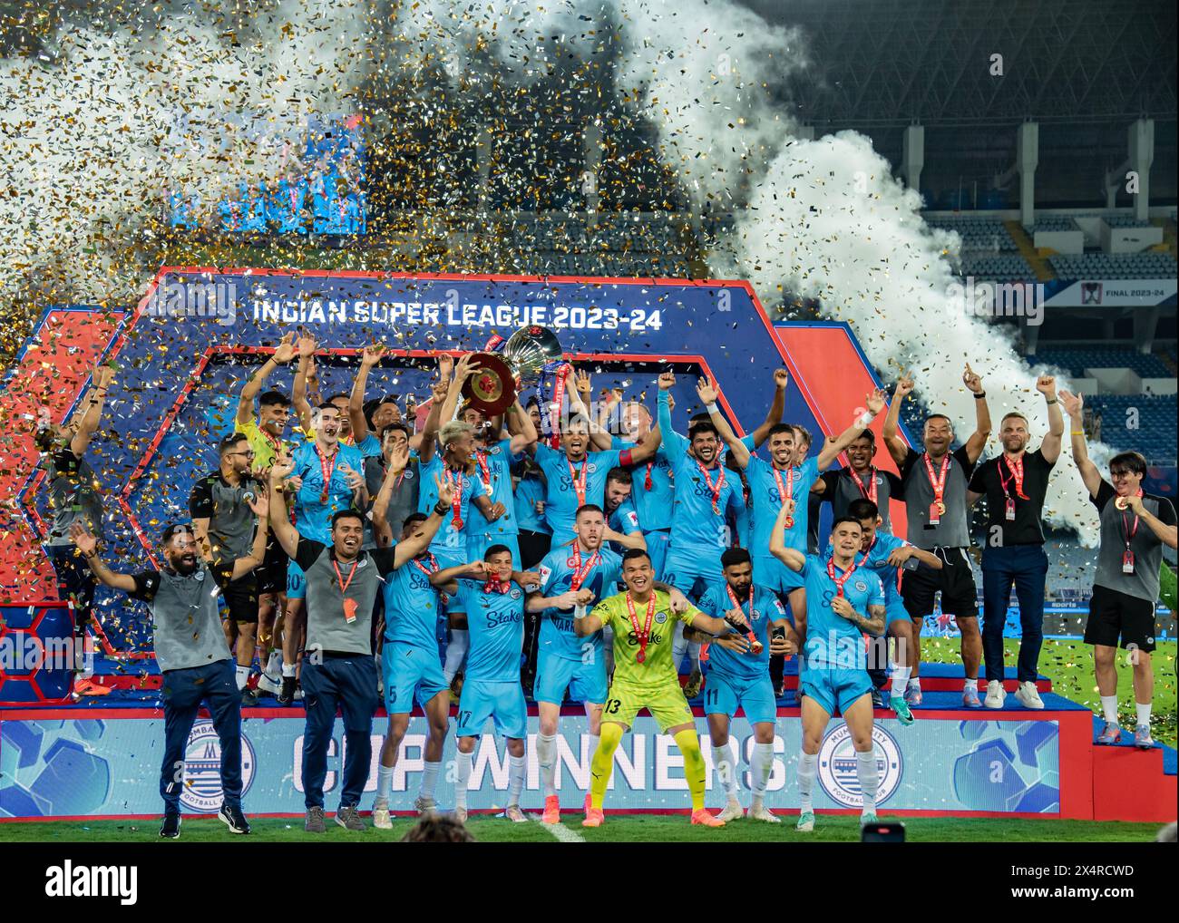 Kolkata, India. 4 maggio 2024. Il Mumbai City FC vince la ISL 2023-24 Championship Cup con stile sconfiggendo il Mohunbagan Super Giant in 3-1 Margin nell'iconico stadio di Kolkata sul lago salato. Jason Cummings ha segnato per Mohun Bagan mentre Jorge Pereyra Diaz, Bipin Singh e Jakub Votjus si sono assicurati il Campionato per gli Islanders (MCFC) (foto di Amlan Biswas/Pacific Press) crediti: Pacific Press Media Production Corp./Alamy Live News Foto Stock