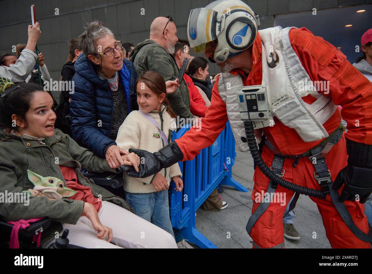 Pamplona, Spagna. 4 maggio 2024. I piloti della resistenza salutano Marina con Yoda tra le braccia, una ragazza che ha subito un ictus all'età di 16 anni, durante la celebrazione della giornata internazionale delle Guerre stellari. Legion 501 è stata incaricata di organizzare e raccogliere donazioni per il cancro dei bambini. Credito: SOPA Images Limited/Alamy Live News Foto Stock