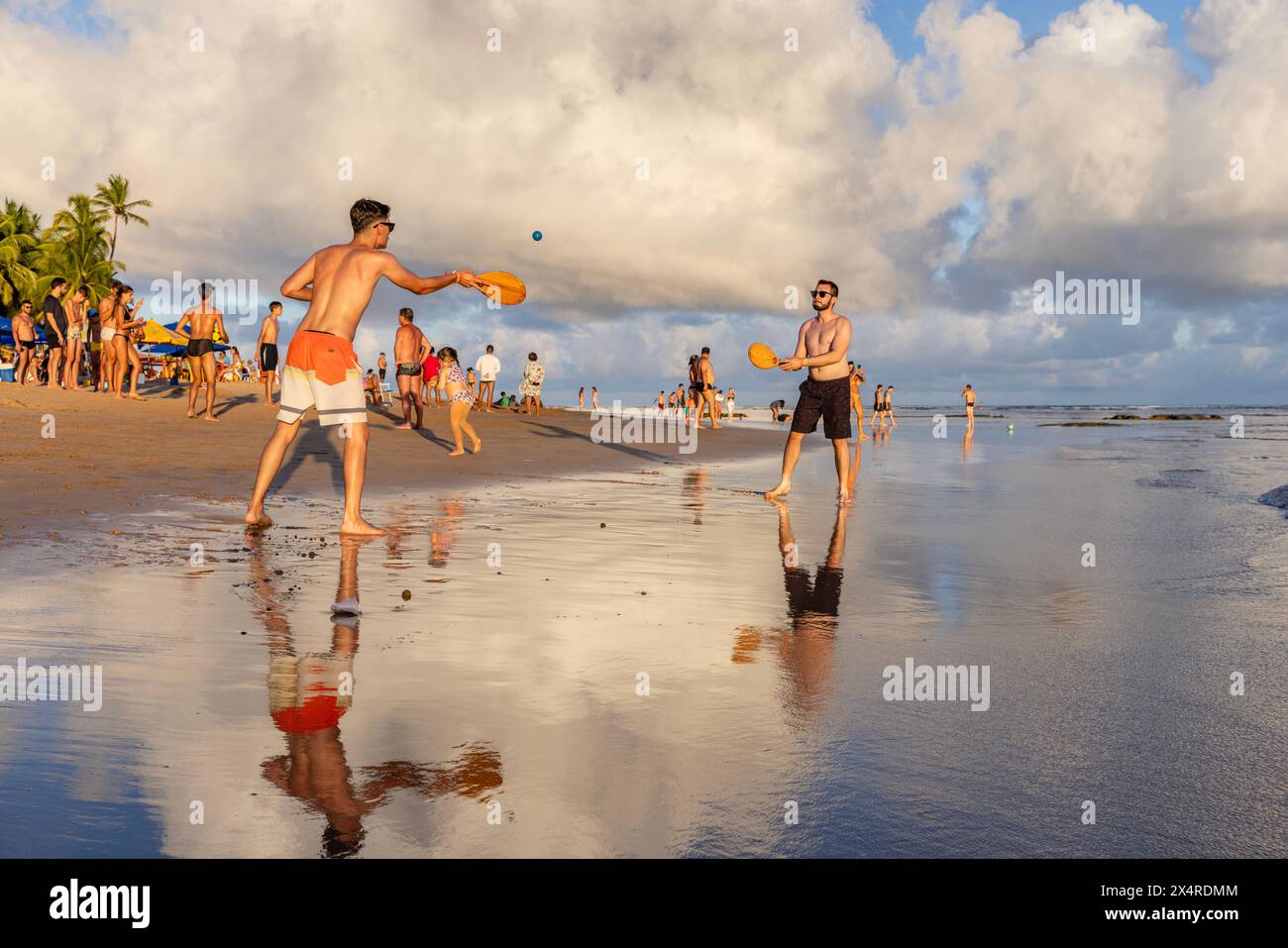 Ragazzi che giocano a paddleball frescobol a Itacimirim Beach, Praia de Itacimirim, Salvador, Bahia, Brasile Foto Stock