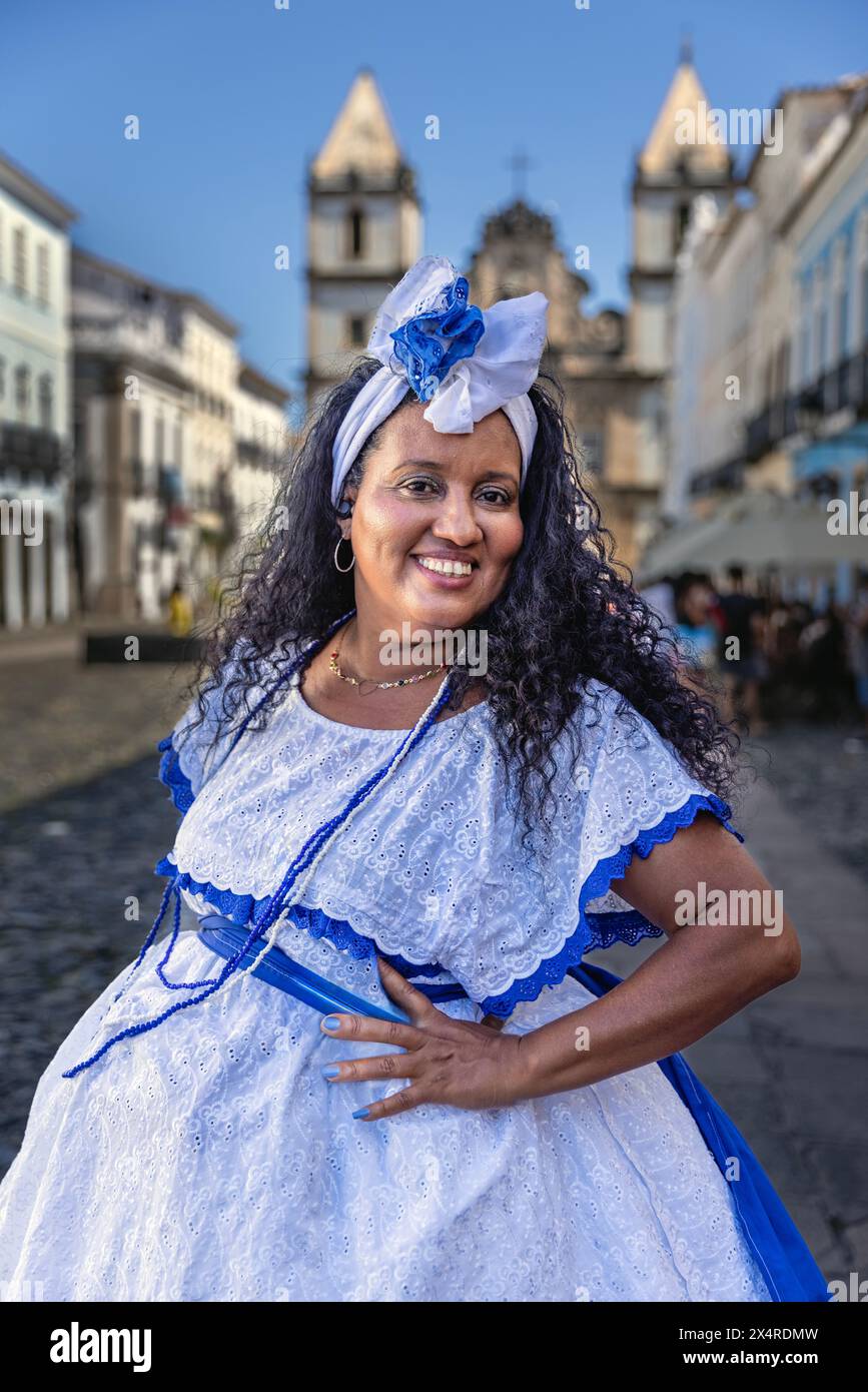 Ritratto di una donna bahiana in tradizionale abito baiana nel quartiere Pelourinho, Salvador, Bahia, Braz Foto Stock