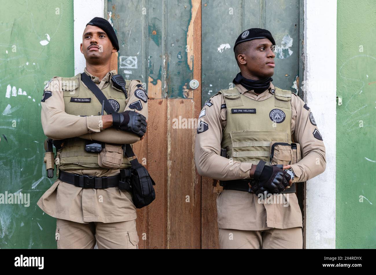 La polizia militare tiene d'occhio la piazza largo do Pelourinho, il distretto di Pelourinho, Salvador, Bahia, Brasile Foto Stock