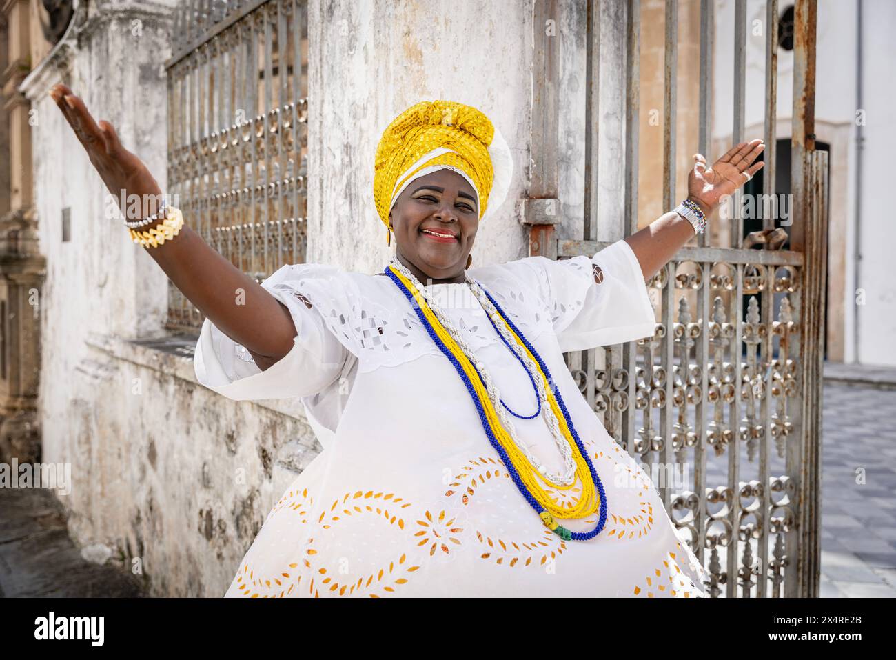 Ritratto di una donna bahiana in tradizionale abito baiana nella Chiesa del terzo ordine di San Francesco, distretto di Pelourinho, Salvador, Bahia, Brasile Foto Stock