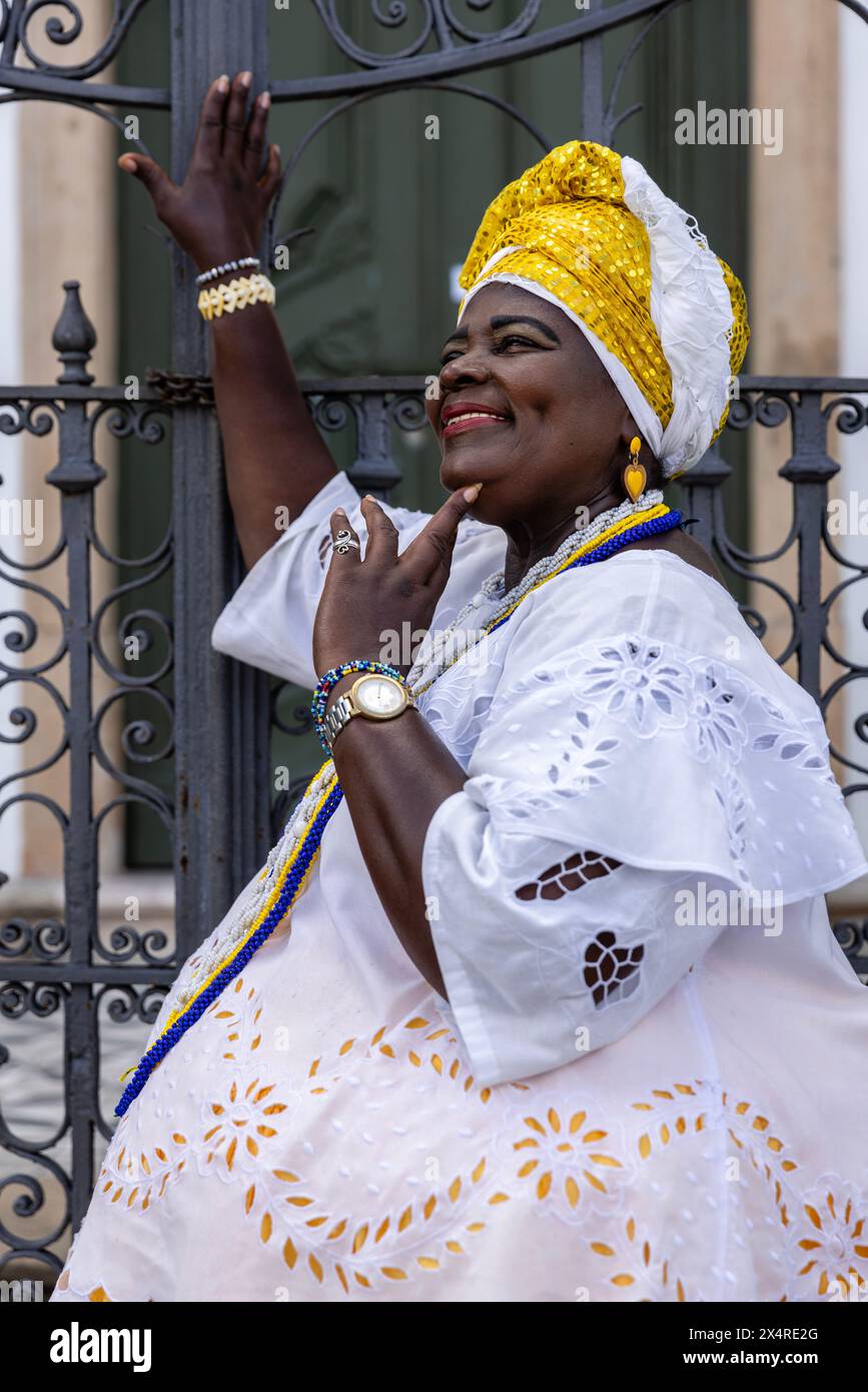 Ritratto di una donna bahiana in tradizionale abito baiana presso la Chiesa del terzo ordine di Penitenza di San Domenico di Osma, distretto di Pelourinho, sa Foto Stock
