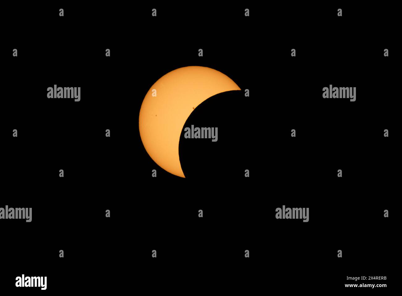 Fase di eclissi parziale dopo il primo contatto C1 dell'eclissi solare totale del 2024 dal Texas, USA Foto Stock