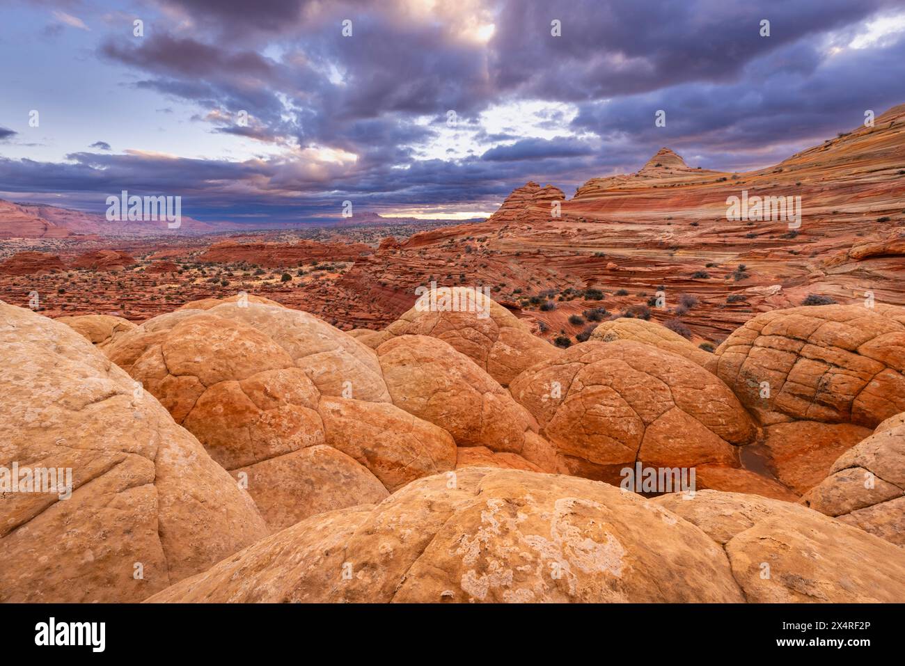 Teepee all'alba vicino al Wave, Coyote Buttes North presso il Paria Canyon, Vermilion Cliffs National Monument, Arizona, USA Foto Stock