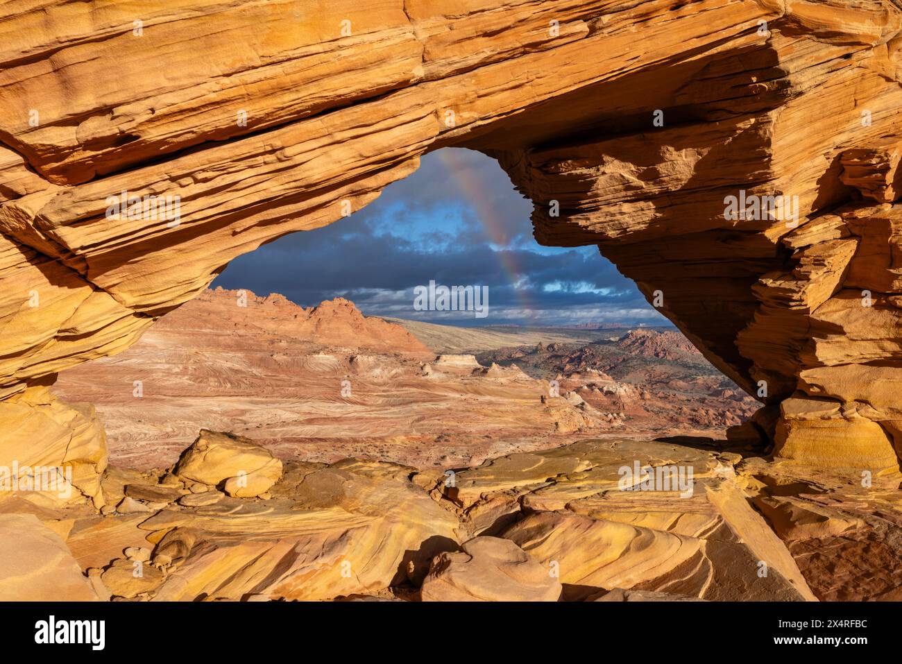 Top Rock Arch a Marble Canyon con arcobaleno all'alba vicino a The Wave, Coyote Buttes North a Paria Canyon, Vermilion Cliffs National Monument, Arizona, U Foto Stock
