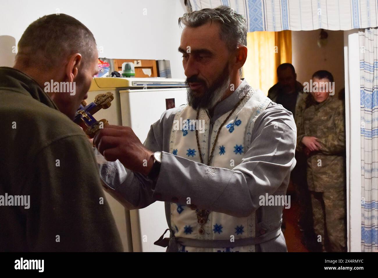 Un cappellano (al centro) benedice i militari della 141a brigata di fanteria separata Ucraina alla vigilia di Pasqua vicino alla linea del fronte nella regione di Zaporizhzhia. Gli ucraini celebrano la Pasqua ortodossa, e i militari delle forze armate ucraine aderiscono alle tradizioni nazionali anche in prima linea. Il servizio di sicurezza dell'Ucraina avverte dei tentativi della Russia di destabilizzare la situazione in Ucraina attraverso provocazioni, tra cui il coinvolgimento di agenti a commettere provocazioni interreligiose e aggiustare il fuoco ostile sulle infrastrutture civili durante le celebrazioni di Pasqua. Foto Stock