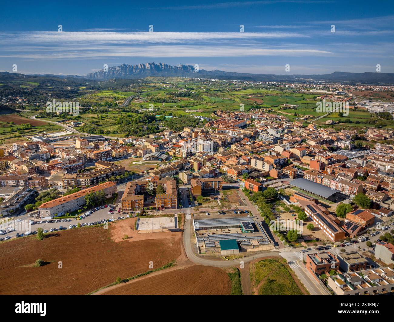 Vista aerea della città di Sant Fruitós de Bages in una mattina primaverile. Sullo sfondo, il monte Montserrat (Barcellona, ​​Catalonia, Spagna) Foto Stock