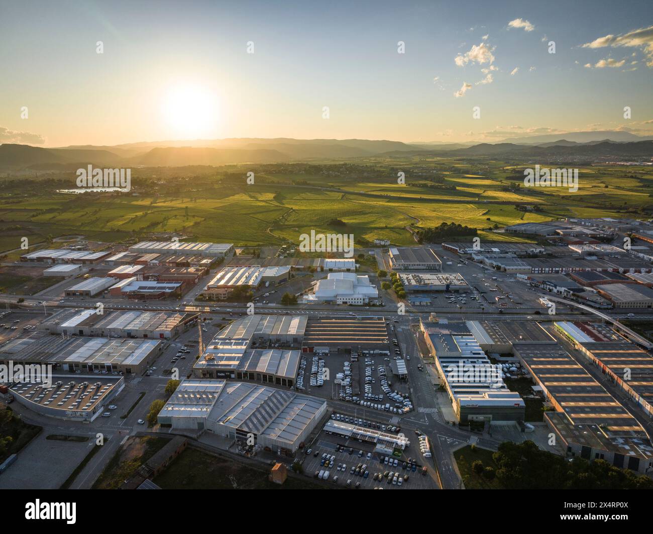 Vista aerea della zona industriale di Sant Isidre, a Sant Fruitós de Bages, al tramonto primaverile (Bages, Barcellona, ​​Catalonia, Spagna) Foto Stock