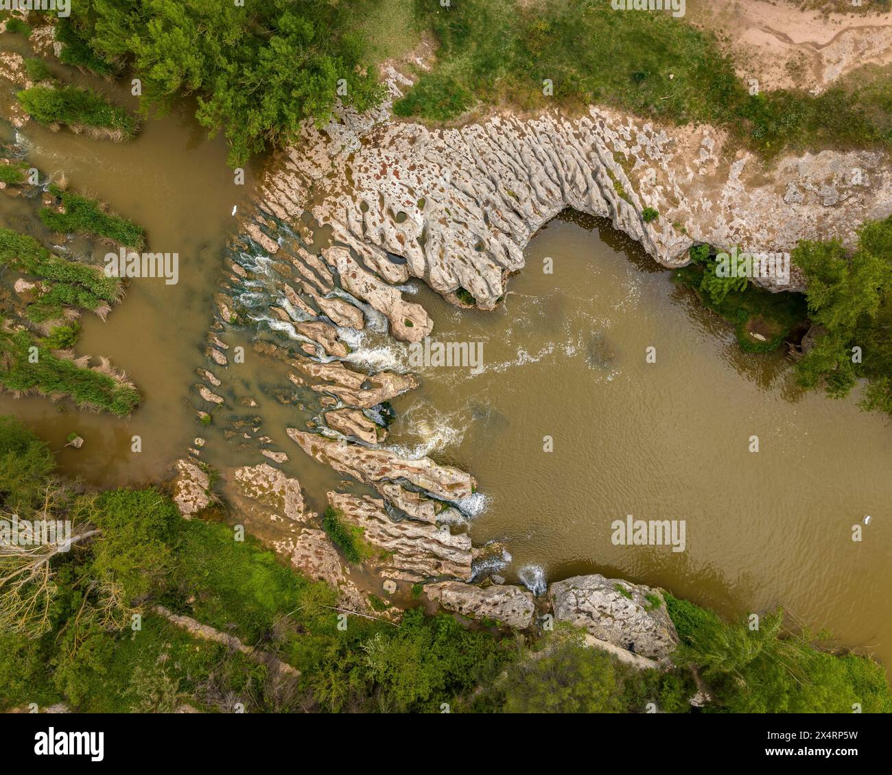 Vista aerea della cascata Tres Salts del Llobregat, causata dal passaggio del fiume Llobregat (Bages, Barcellona, Catalonia, Spagna) Foto Stock