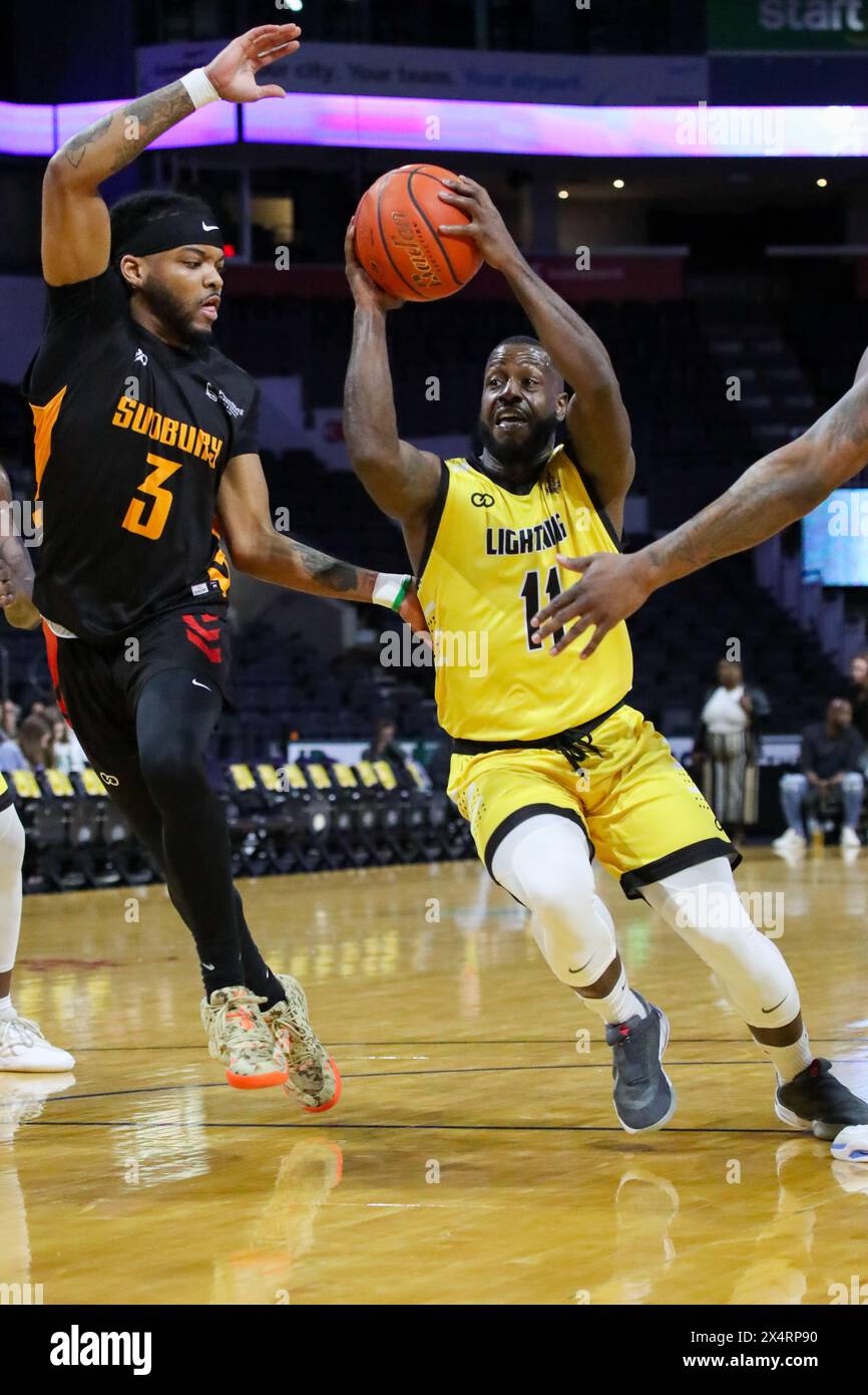 Londra, Canada. 4 maggio 2024. I London Lightning sconfissero i Sudbury 5 106-101 in gara 1 dei playoff di semifinale della BSL. Chris Jones (11) dei The London Lightning guida il cestino sotto la pressione di Ja'Myrin Jackson (3) dei Sudbury Five durante il primo quarto. Crediti: Luke Durda/Alamy Live News Foto Stock