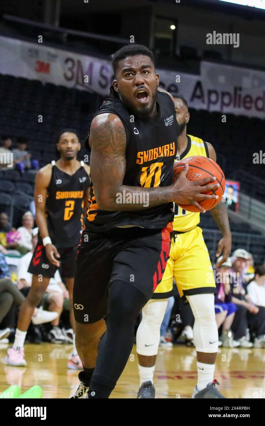 Londra, Canada. 4 maggio 2024. I London Lightning sconfissero i Sudbury 5 106-101 in gara 1 dei playoff di semifinale della BSL. Duane Notice (10) dei Sudbury Five gestisce la rete durante il terzo trimestre. Crediti: Luke Durda/Alamy Live News Foto Stock