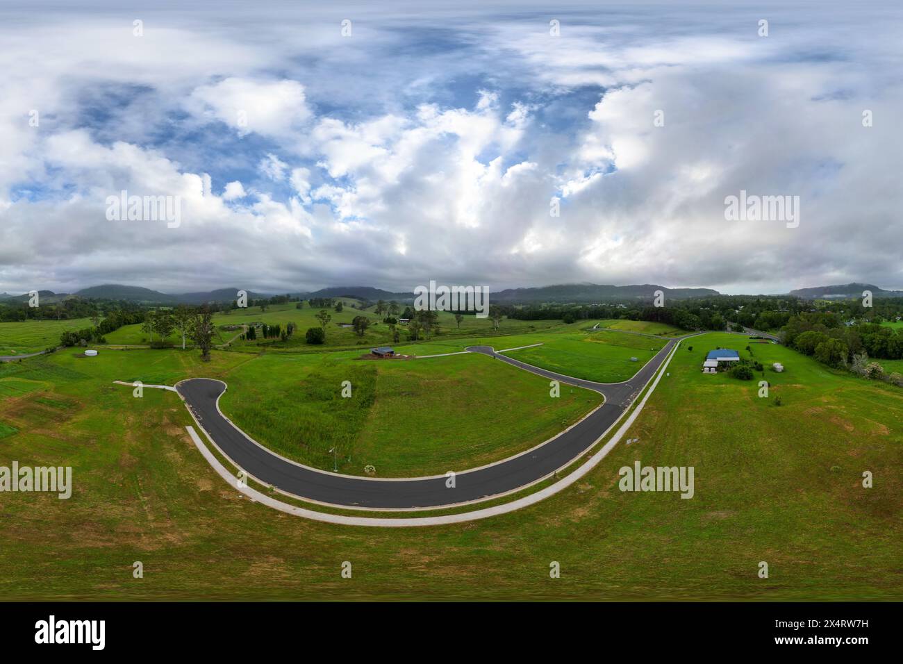 Periferia di Nimbin che mostra terreni agricoli suddivisi per lo sviluppo urbano. Foto Stock