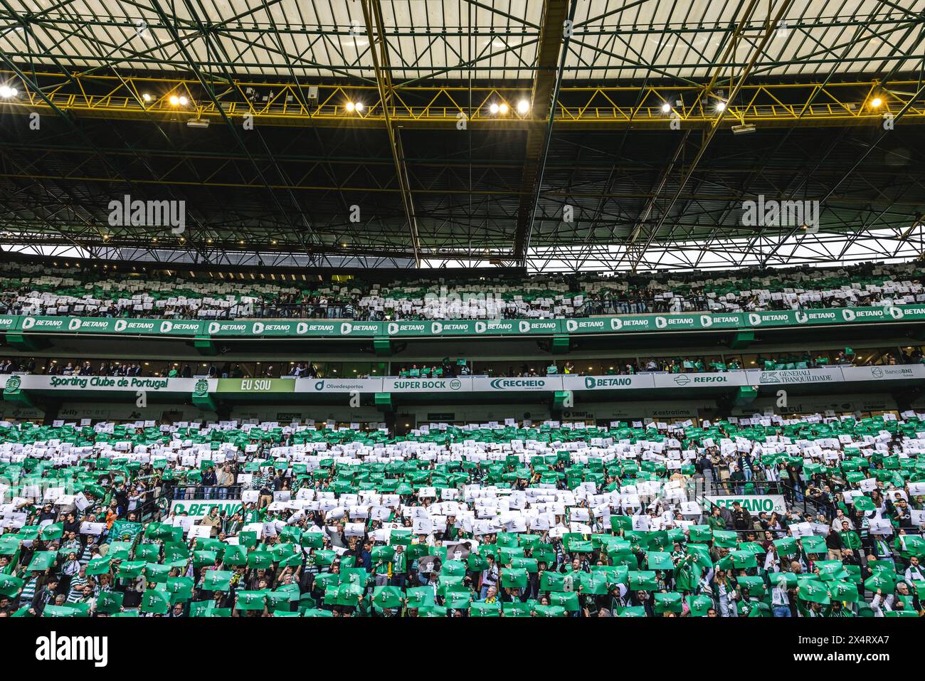 Lisbona, Portogallo. 4 maggio 2024. I tifosi del CP sportivo tengono dei poster in onore dell'ex capitano Manuel Fernandes, prima dell'inizio della partita Betclic della Liga Portugal tra lo Sporting CP e il Portimonense SC all'Estadio Jose Alvalade di Lisbona. (Punteggio finale: Sporting CP 3 - 0 Portimonense SC) (foto di Henrique Casinhas/SOPA Images/Sipa USA) credito: SIPA USA/Alamy Live News Foto Stock