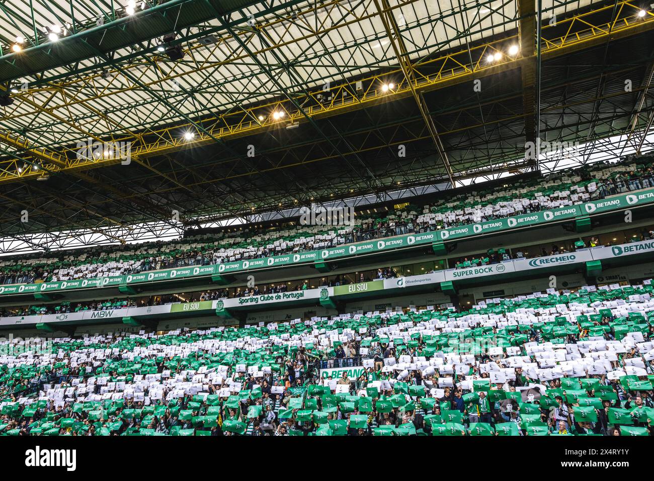 Lisbona, Portogallo. 4 maggio 2024. I tifosi del CP sportivo tengono dei poster in onore dell'ex capitano Manuel Fernandes, prima dell'inizio della partita Betclic della Liga Portugal tra lo Sporting CP e il Portimonense SC all'Estadio Jose Alvalade di Lisbona. (Punteggio finale: Sporting CP 3 - 0 Portimonense SC) credito: SOPA Images Limited/Alamy Live News Foto Stock