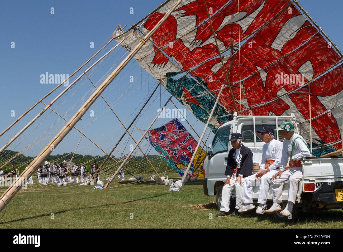 Sagamihara, Giappone. 4 maggio 2024. I volontari del festival attendono, seduti su un piccolo camion kei sotto un grande aquilone al Sagami Giant Kite Festival (Sagami no Oodako). Il festival è iniziato negli anni '1830 del XX secolo, gli aquiloni giganti, alcuni alti oltre 15 metri, realizzati con bambù e carta fatta a mano, sono fatti volare sul fiume Sagami da squadre provenienti dalle città circostanti. Credito: SOPA Images Limited/Alamy Live News Foto Stock