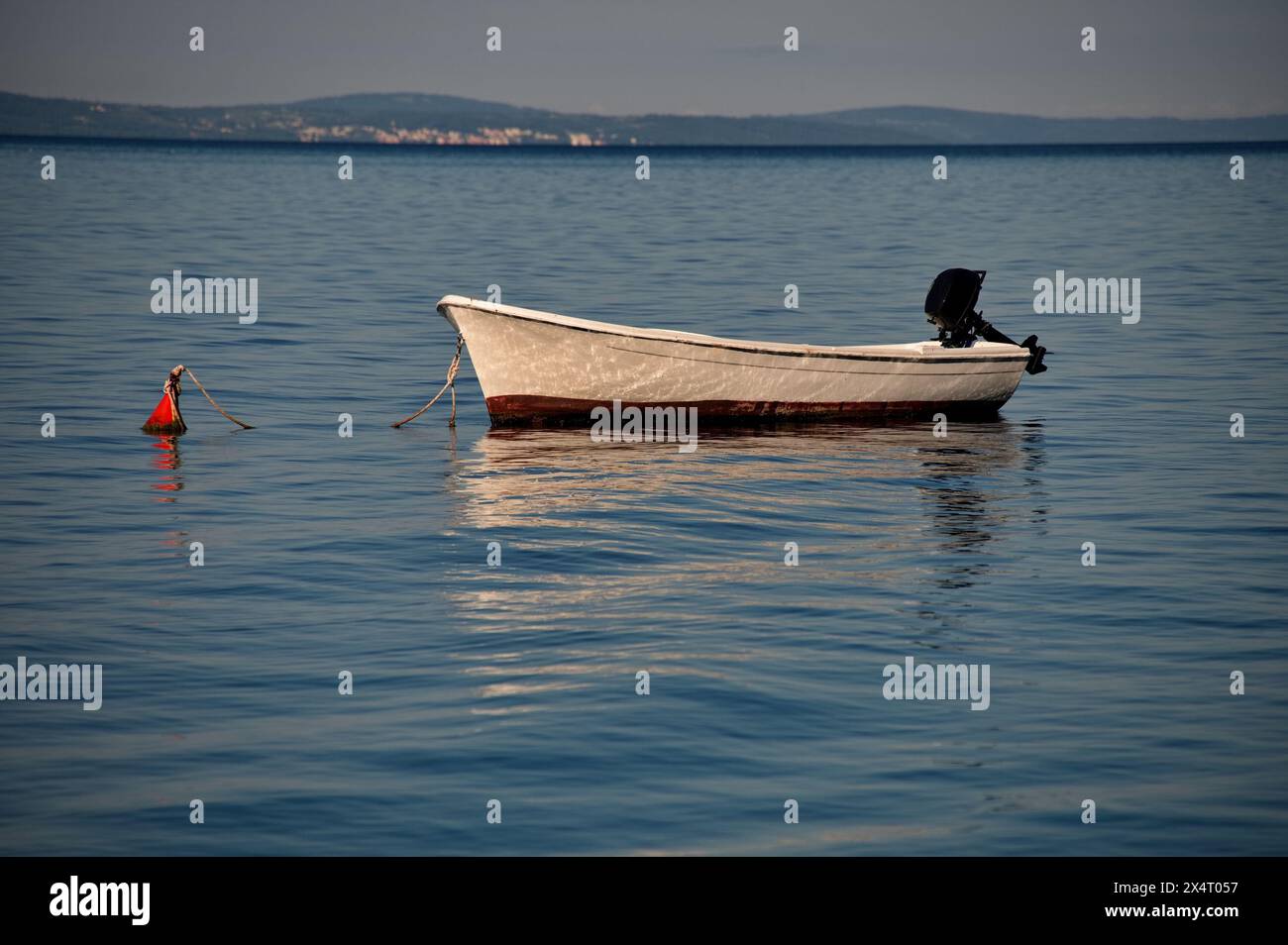 Barca di legno sul mare cristallino Foto Stock