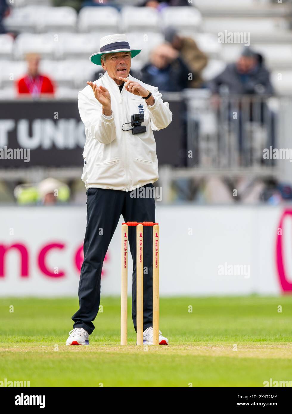L'umpire Nigel Llong all'inizio della seconda giornata di un match per il Vitality County Championship tra Derbyshire e Sussex Foto Stock