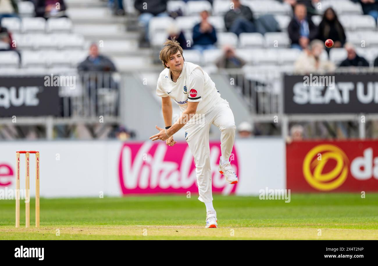 James Coles bowling per il Sussex in una partita del Vitality County Championship tra Derbyshire e Sussex Foto Stock