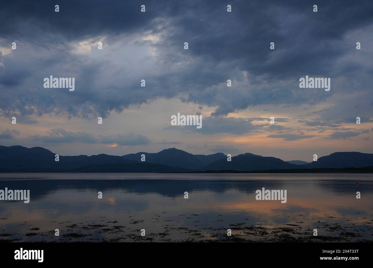 Loch Linnhe, nelle Highlands occidentali scozzesi, preso nei pressi di Appin, dopo il tramonto in una serata tranquilla, con le nuvole riflesse nell'acqua Foto Stock