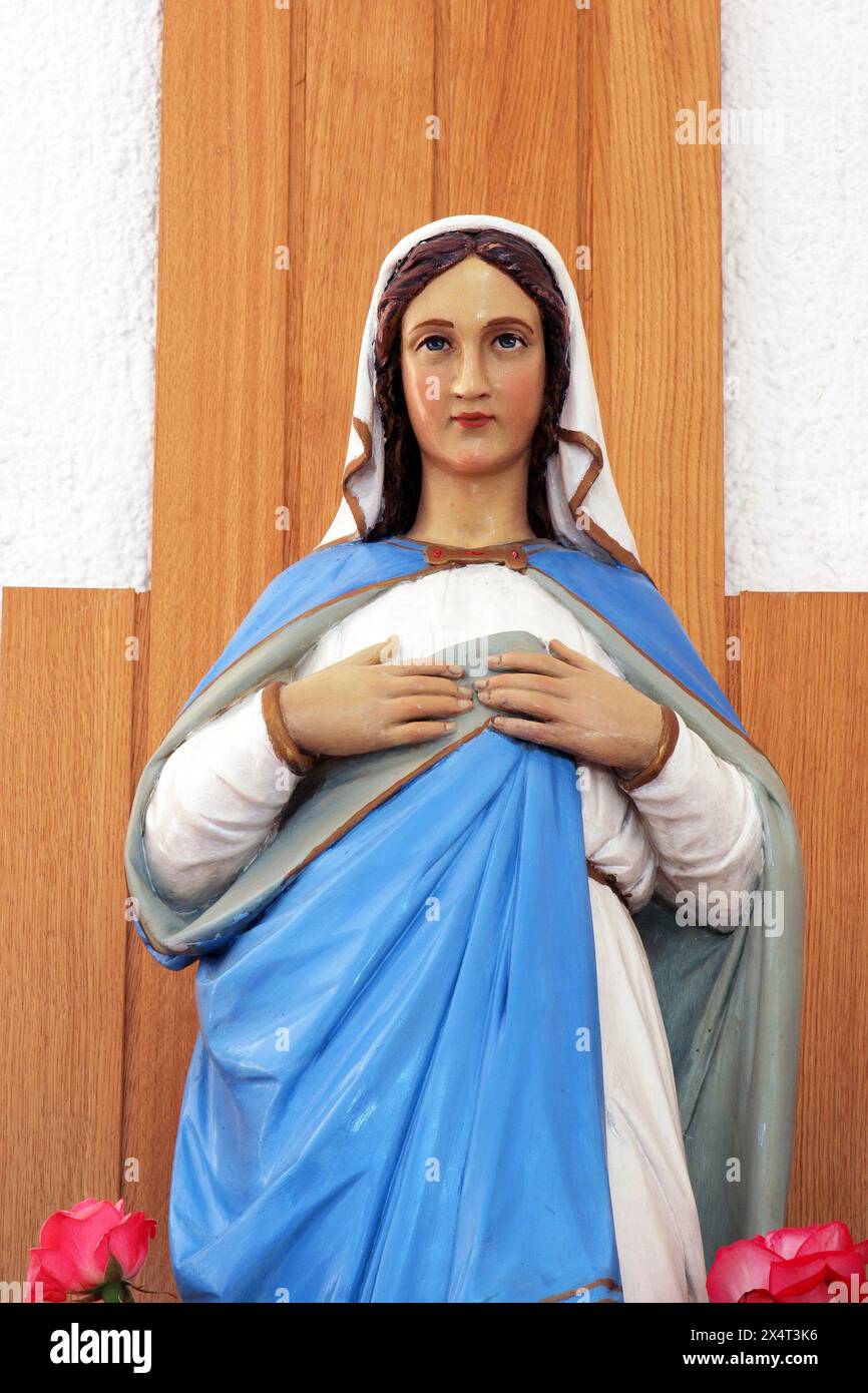 Vergine Maria, statua nella chiesa parrocchiale di San Massimiliano Kolbe a Bijenik, Zagabria Croazia Foto Stock