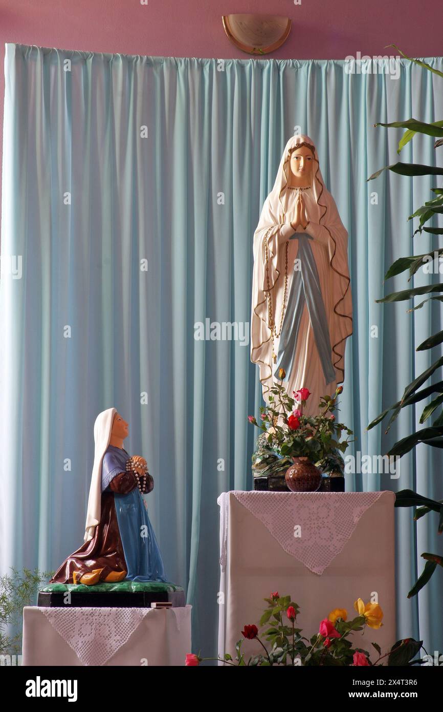 Madonna di Lourdes, statua nella chiesa parrocchiale della Resurrezione di Gesù a Sesvetski Kraljevec, Croazia Foto Stock