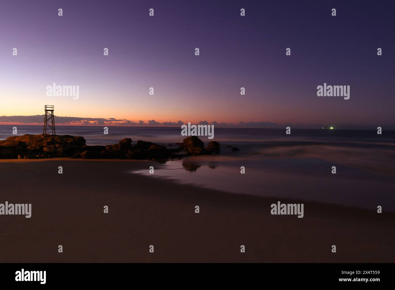 Redhead Beach - Newcastle Australia all'alba. L'iconica torre in legno delle spiagge era usata per cercare gli squali. Foto Stock